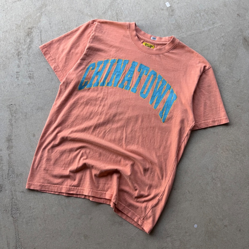 Modern Mens Chinatown Market Arched Logo Graphic Streetwear T-Shirt Salmon Large